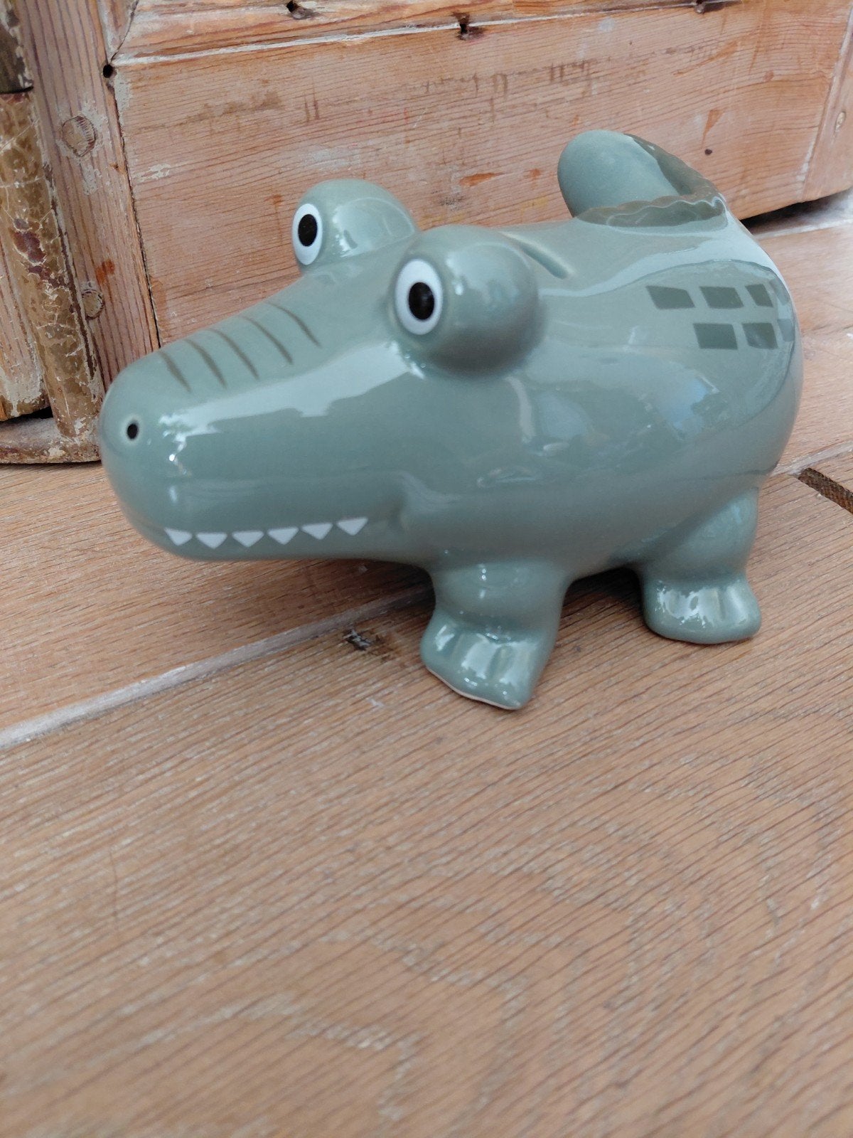 Leuke spaarpot in de vorm van een krokodil, Verzamelen, Spaarpotten, Ophalen of Verzenden, Gebruikt, Steen, Aardewerk of Keramiek