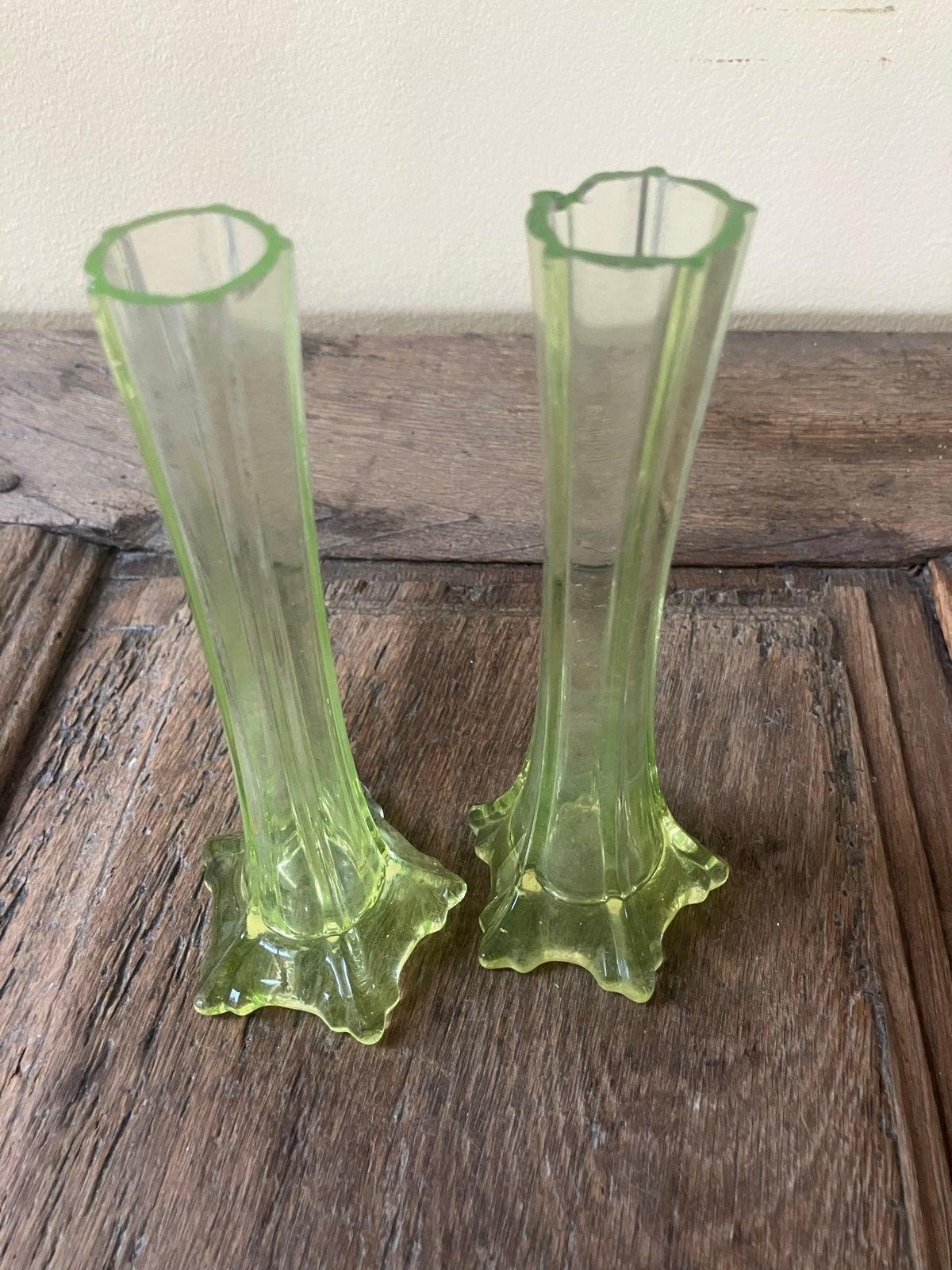 twee vintage vaasjes van uraniumglas Vazen, Ophalen of Verzenden