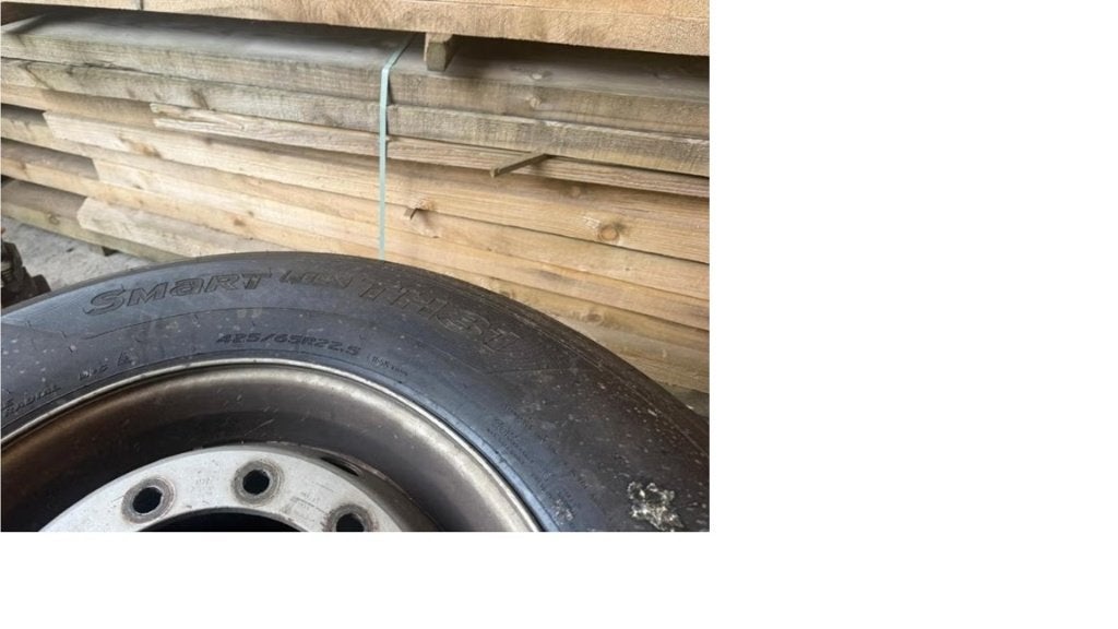 Vrachtwagenband + velg Nieuw 425/65 R22.5, Ophalen