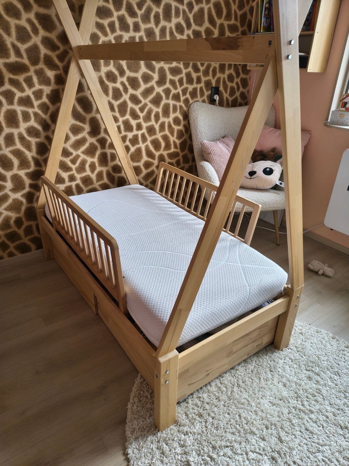Kinder huisbed 155x77 cm met matras en bedhekje, 70 tot 85 cm, Zo goed als nieuw, Matras, 140 tot 160 cm