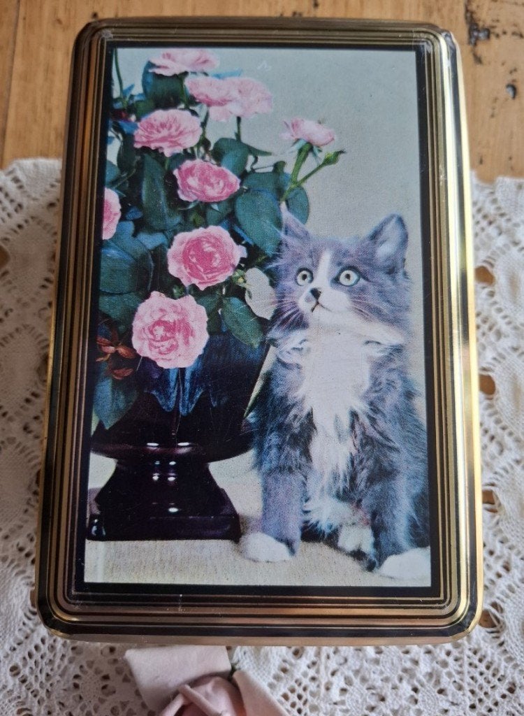 Vintage blik met poesje / katje / kitten met roze roosjes, Ophalen of Verzenden, Gebruikt, Koek(jes), Overige merken