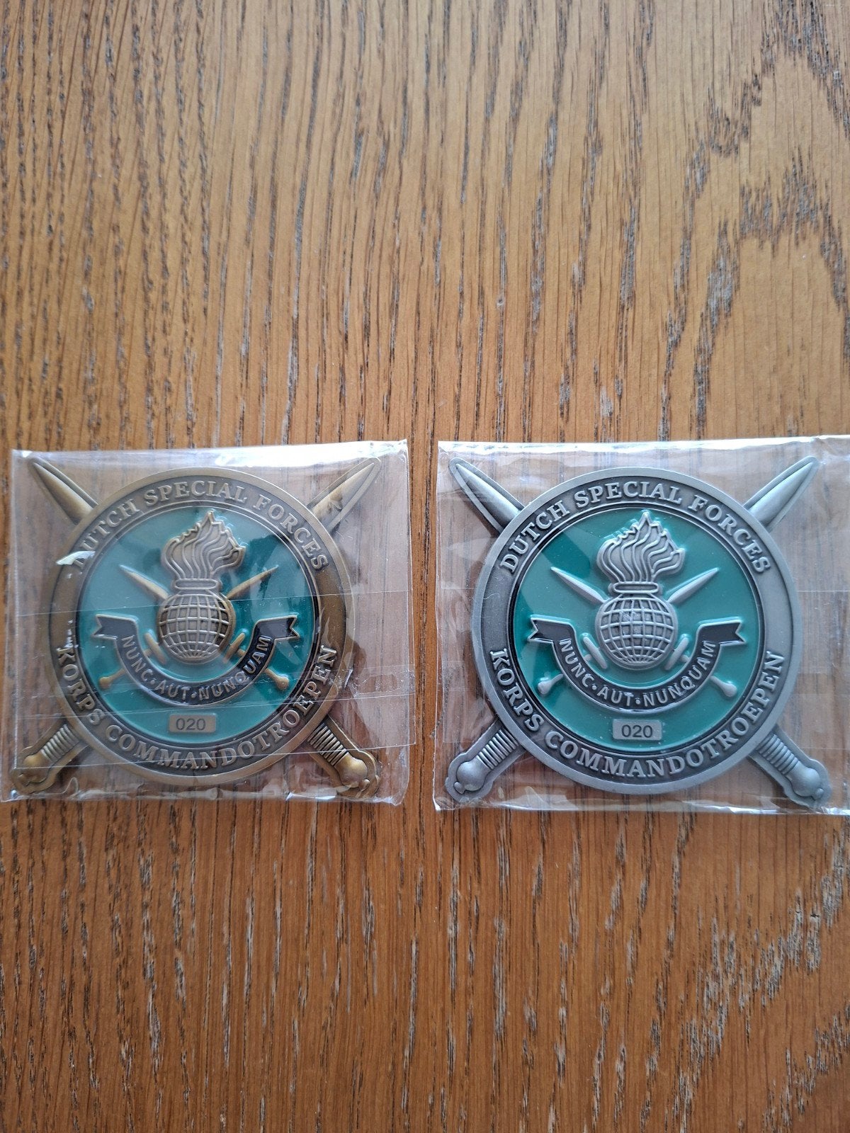 2 coins Korps commandotroepen., Verzamelen, Ophalen of Verzenden, Landmacht, Nederland, Embleem of Badge
