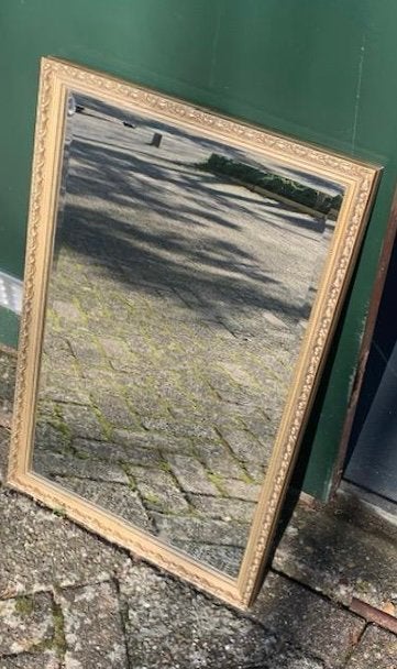 Spiegel facet geslepen  met goudkleurige bewerkte lijst, Antiek en Kunst, Ophalen, Rechthoekig, 50 tot 100 cm