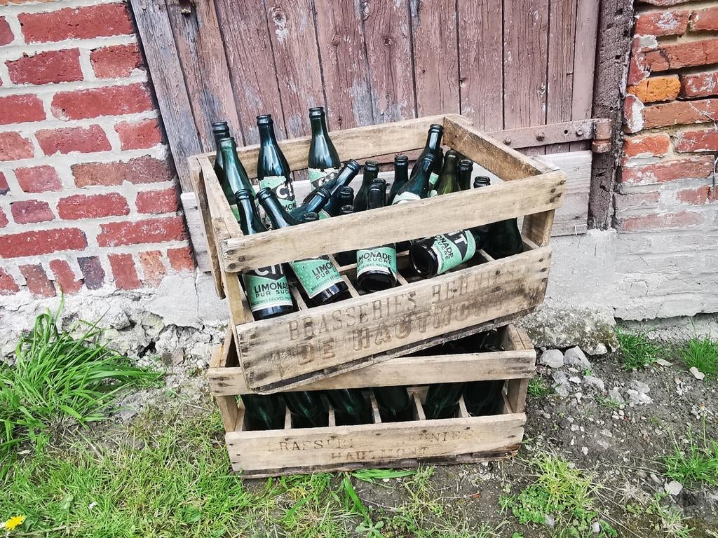Oude krat met 20 flessen limonade deels met etiket Miekje, Ophalen