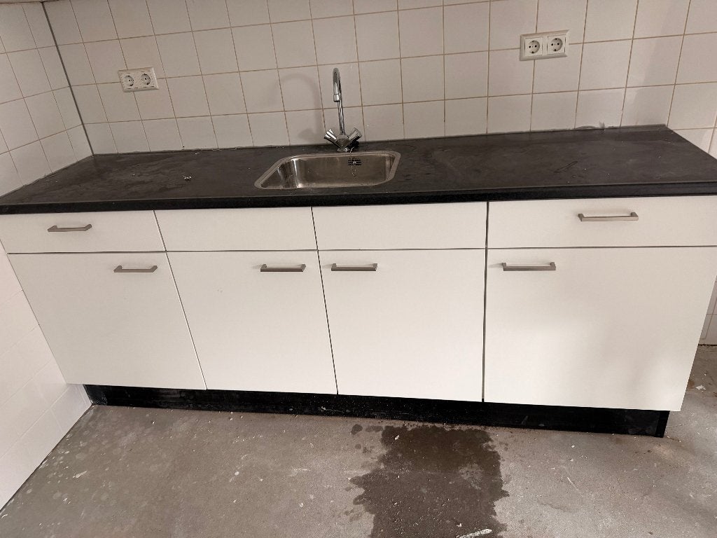 Witte keukenblok met donker aanrechtblad, spoelbak met kraan, Ophalen, Wit, Nieuw, Enkelwandige keuken