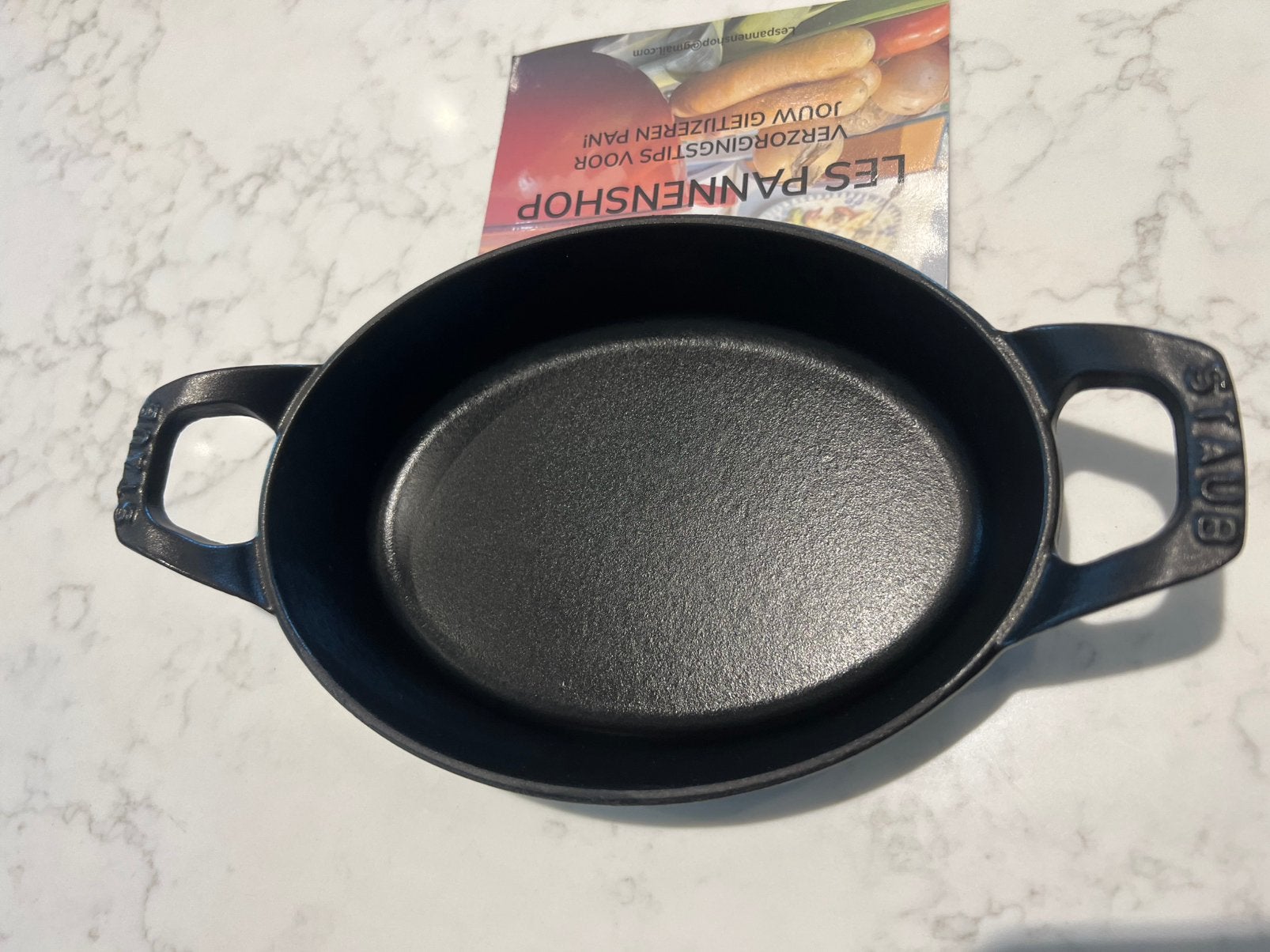 Nieuw Staub ovenschaaltje mat zwart 21 cm, Gietijzer, Overige typen, Nieuw, Ophalen of Verzenden