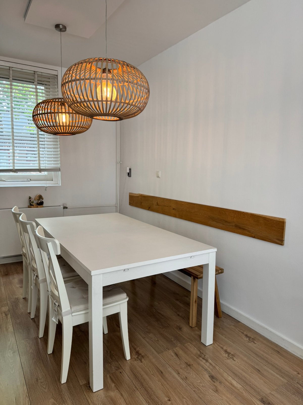 IKEA BJURSTA uitschuifbare eettafel en 3 stoelen, Ophalen, Zo goed als nieuw, 4 tot 6 stoelen