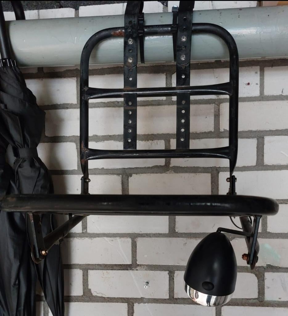 Fiets transportrek met koplamp zwart, Fietsen en Brommers, Fietsaccessoires | Fietsmanden, Ophalen of Verzenden, Gebruikt, Fietskrat