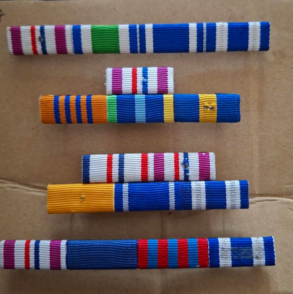 4 sets batons, enkel en dubbel, Verzamelen, Militaria | Algemeen, Verzenden, Landmacht, Nederland, Embleem of Badge