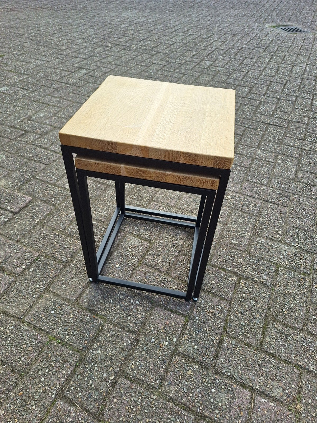 Set van 2 bijzettafels met eiken blad en stalen frame, Minder dan 55 cm, Vierkant, Industrieel, Modern, Zo goed als nieuw