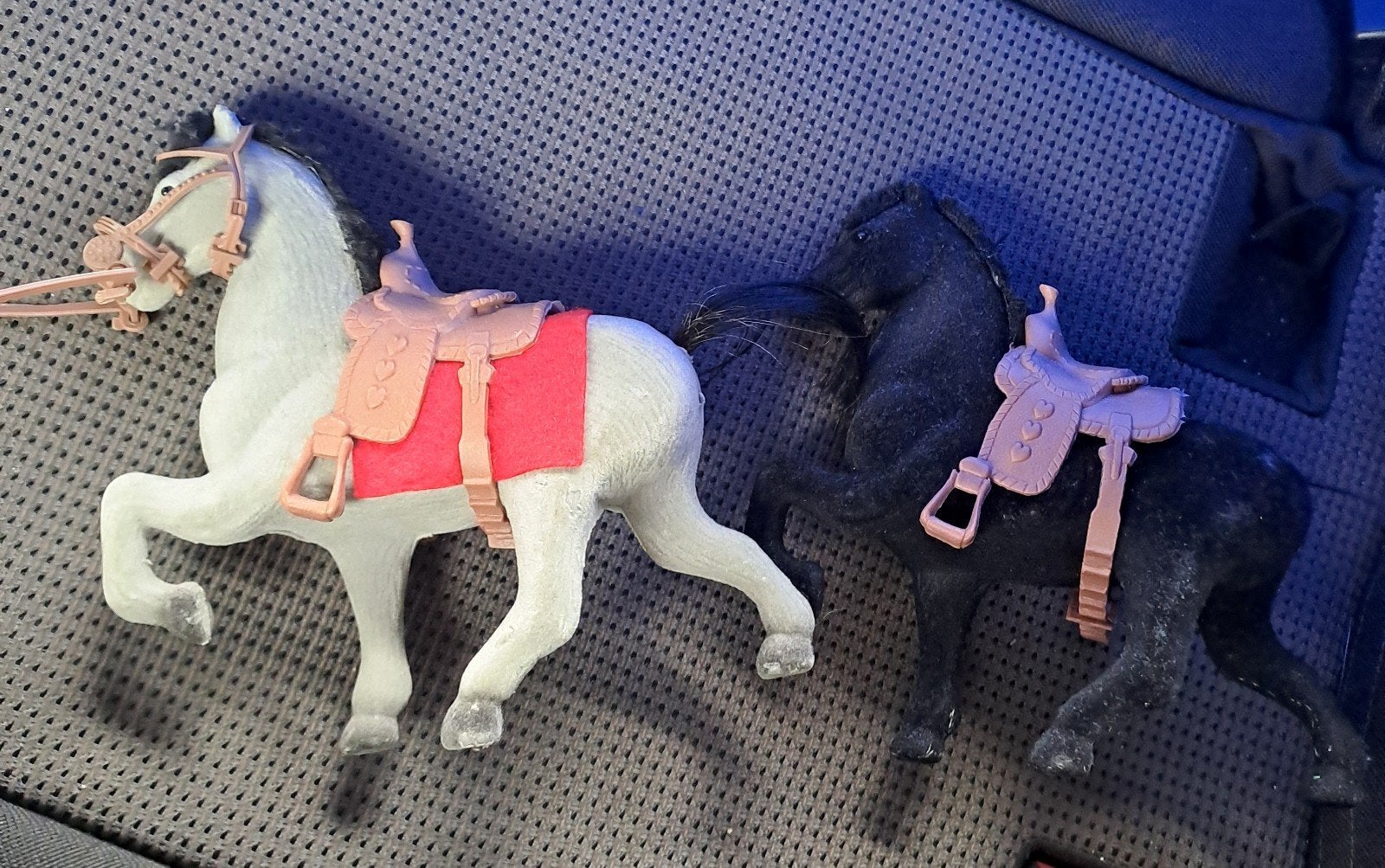 3 paardjes speelgoed - wit, zwart en bruin, Ophalen of Verzenden, Gebruikt
