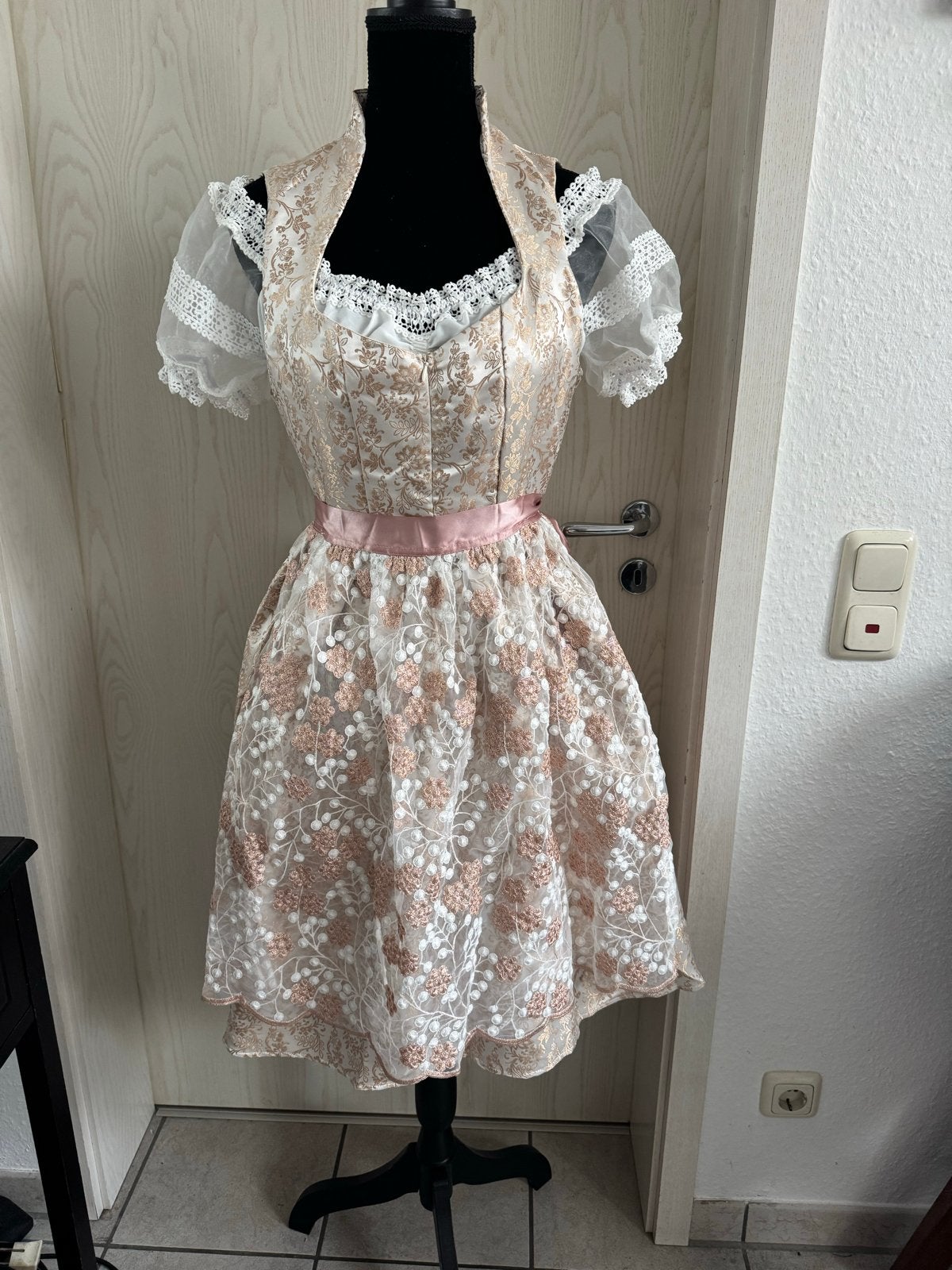 Dirndl met roze borduursels en kanten blouse, Maat 38/40 (M), Ophalen of Verzenden, Zo goed als nieuw, Knielengte