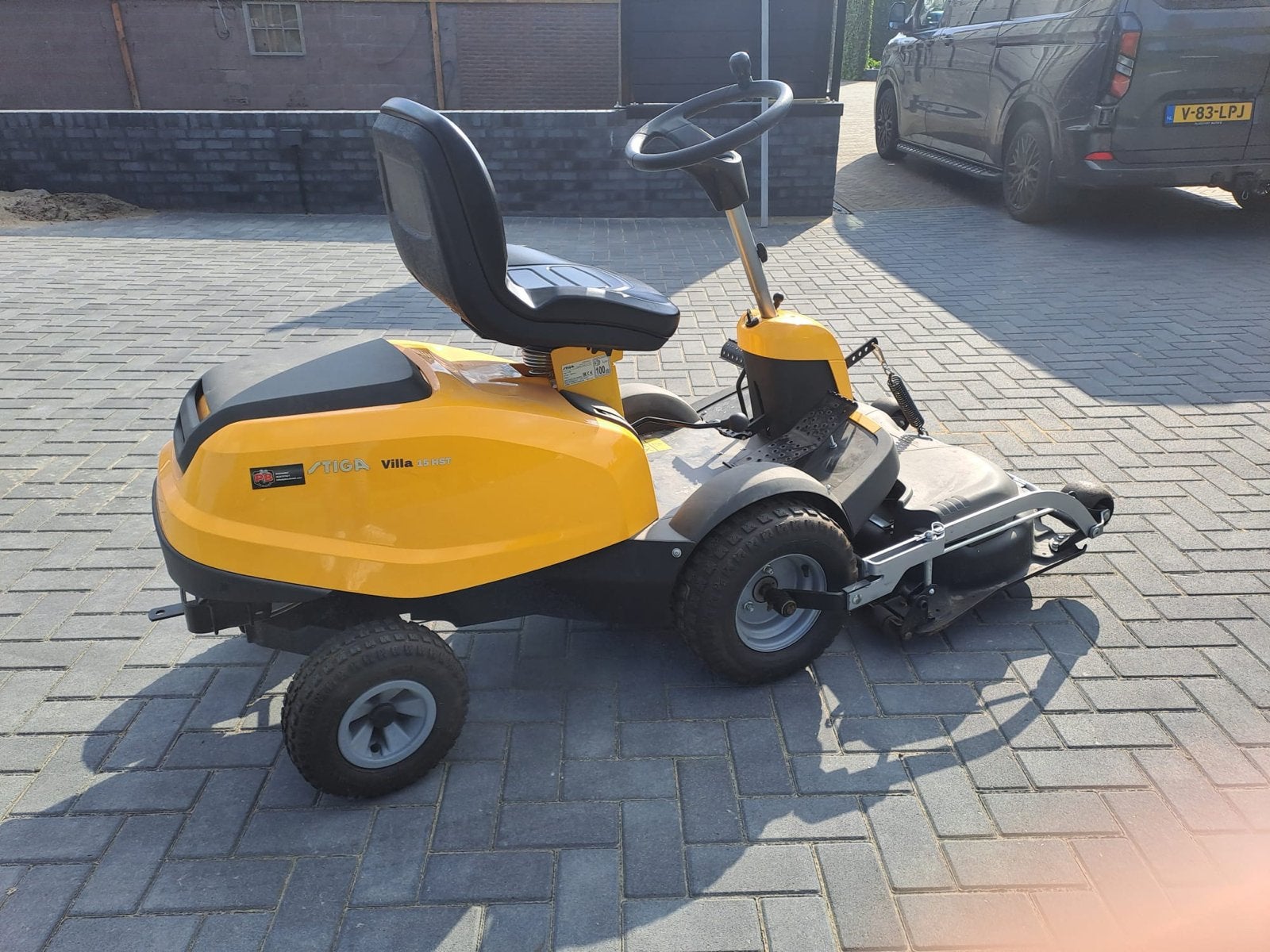 Stiga Villa 15 zitmaaier - Ideaal voor kleine tuinen, Ophalen, Cirkelmaaier, Gebruikt, Benzine-grasmaaier