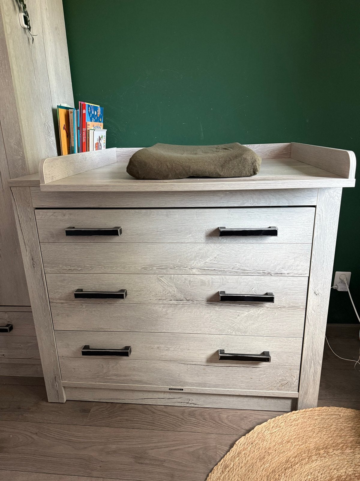 Complete babykamer set: Commode, kast, ledikant, plank, kist, Ophalen, Zo goed als nieuw, Jongetje of Meisje