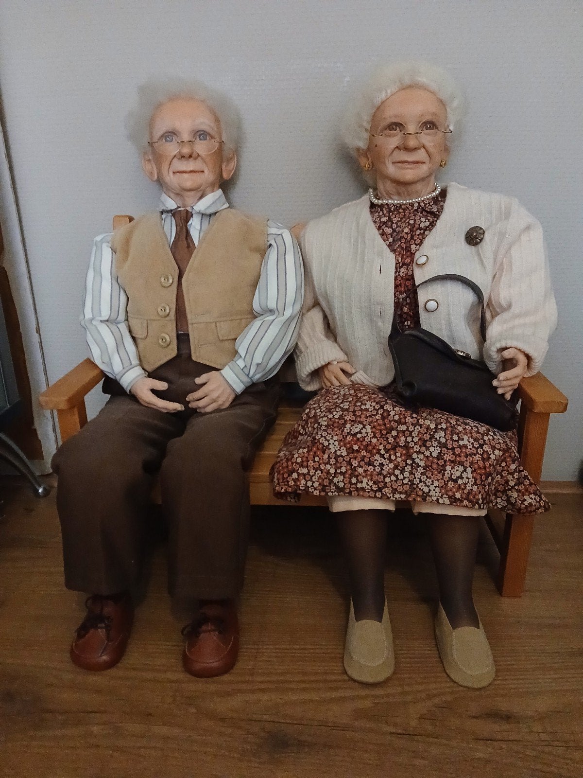 Speciaal gemaakte opa en oma op bankje met details, Ophalen
