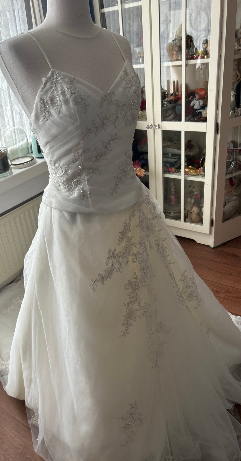 Prachtige trouwjurk met delicate borduursels, Ophalen of Verzenden, Zo goed als nieuw, Wit, Trouwjurk