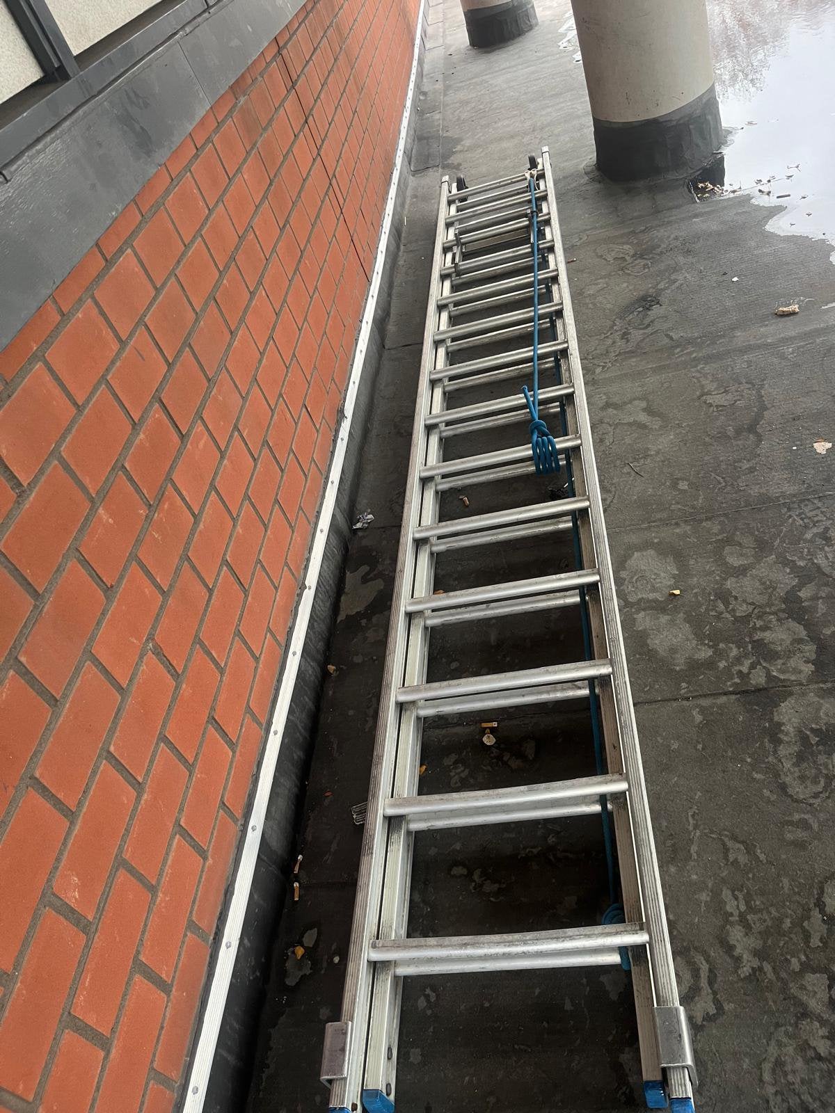 Solide touw ladder tweedelig 14 tree, Doe-het-zelf en Verbouw, Ladders en Trappen, Ophalen, Zo goed als nieuw, 4 meter of meer