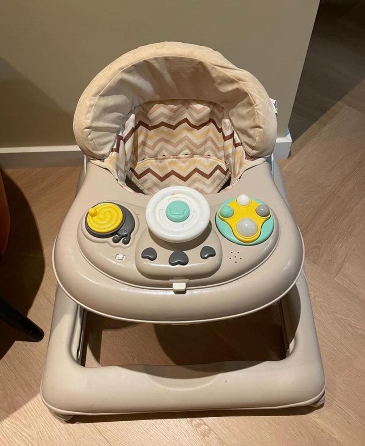 Leuk loopstoeltje met speelgoed ontwikkeling van de motoriek, Kinderen en Baby's, Ophalen of Verzenden, Zo goed als nieuw, Wipstoel