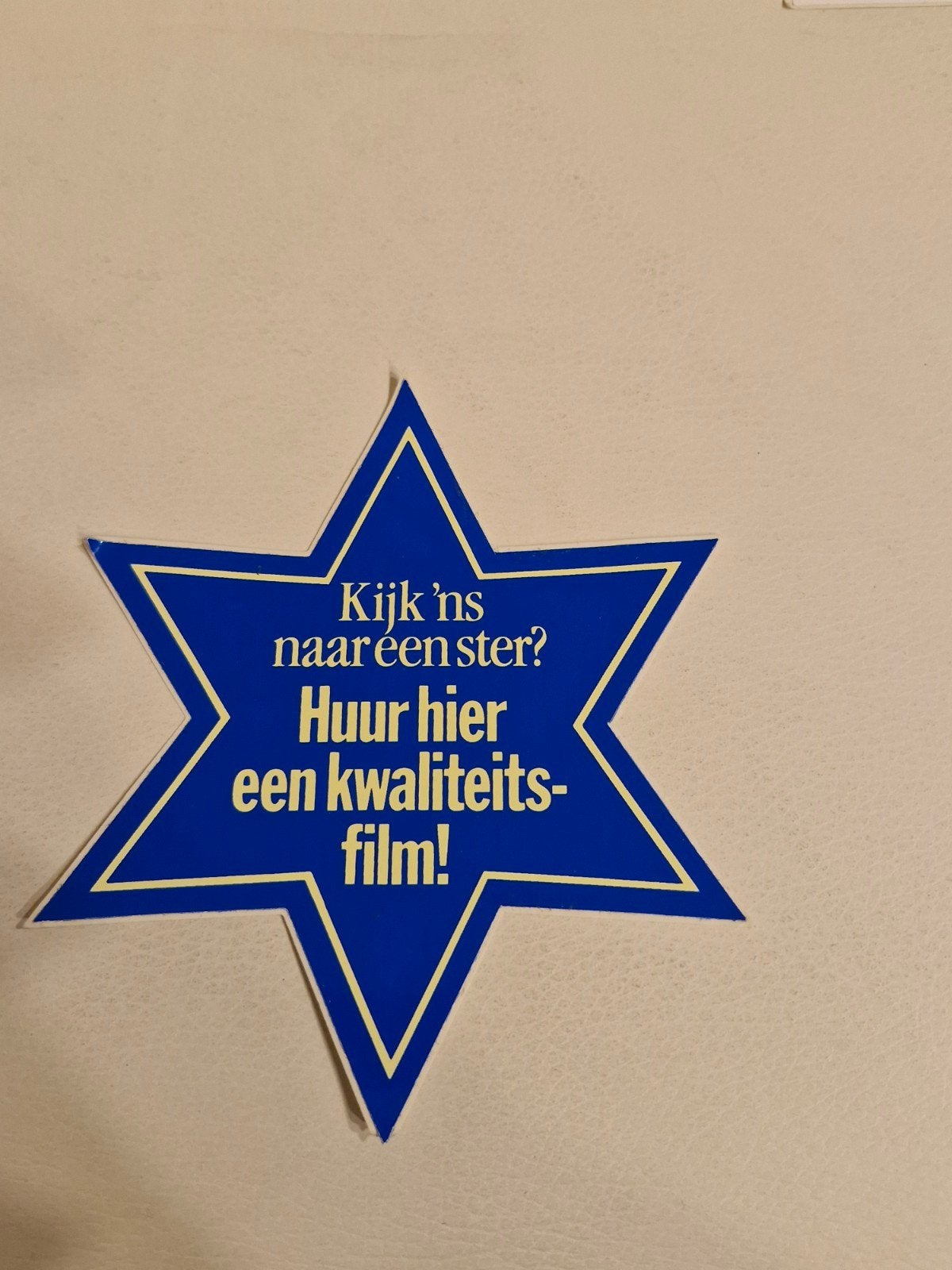 299 Vintage 'Huur hier een kwaliteitsfilm!' sticker, Ophalen of Verzenden