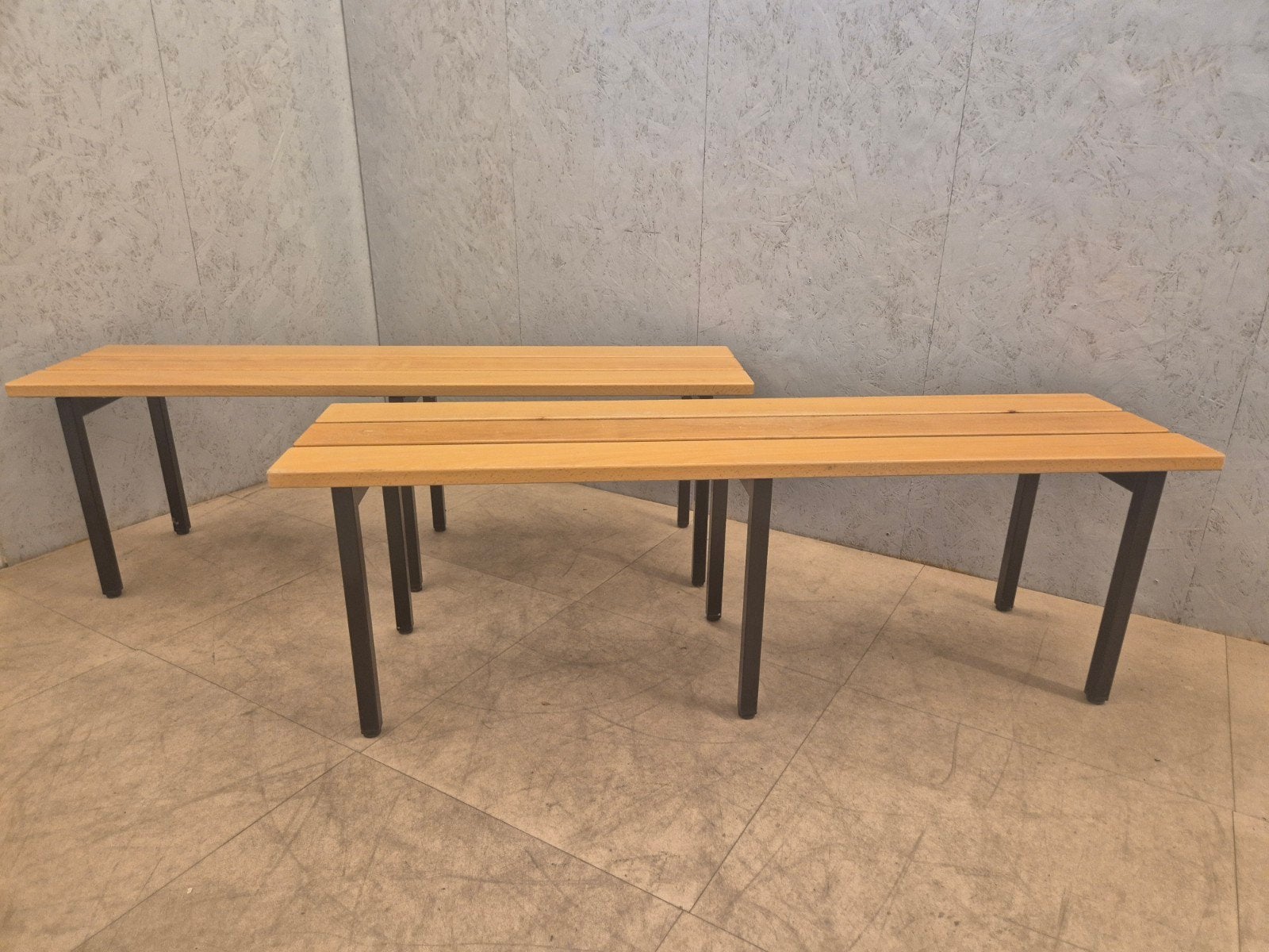 Houten design bankjes met stalen frame 150 cm bij 39 cm, Huis en Inrichting, Banken | Bankstellen, Ophalen, Gebruikt, Minder dan 75 cm