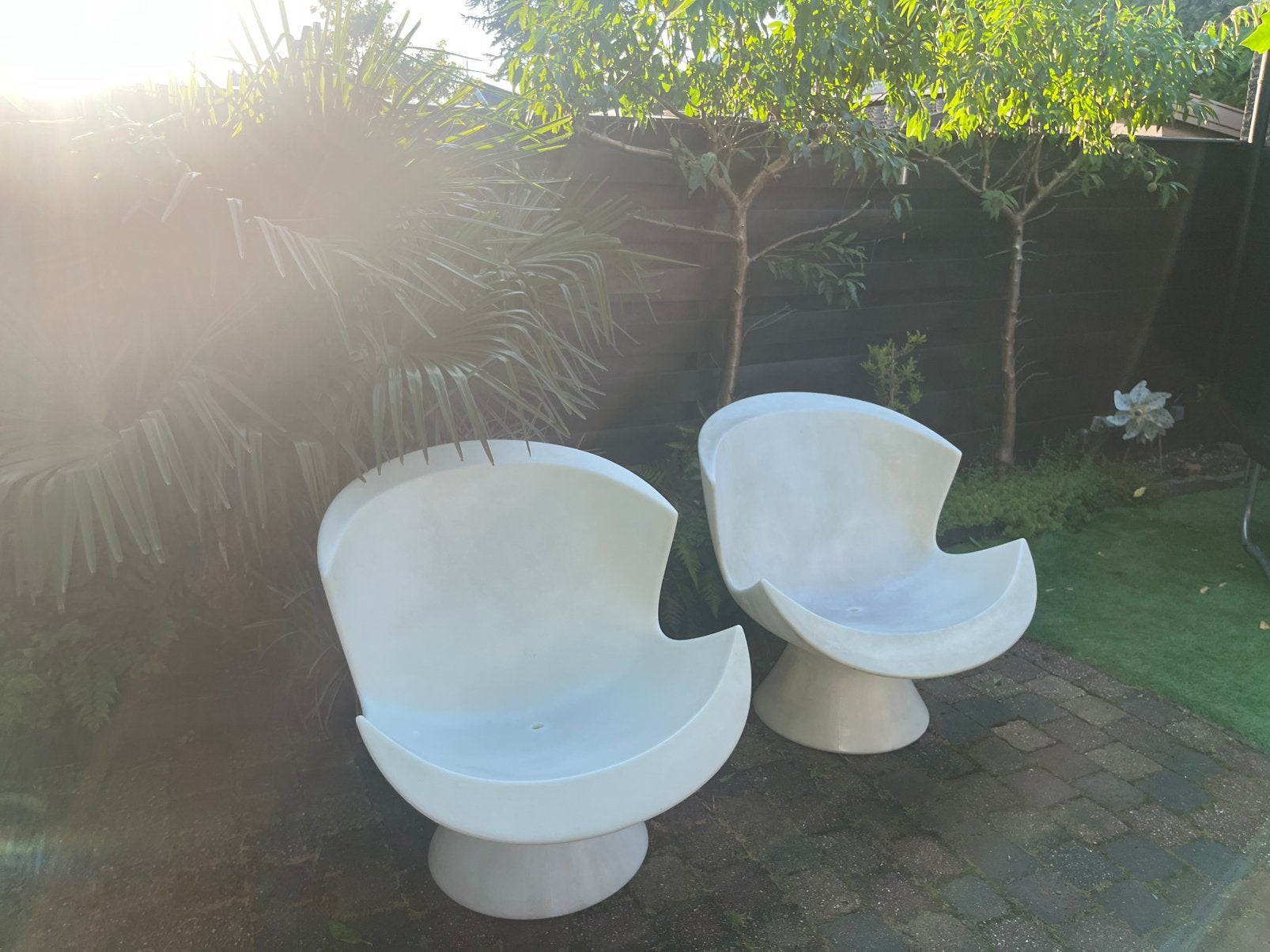 Twee witte loungestoelen kunststof, Ophalen, Gebruikt, Kunststof