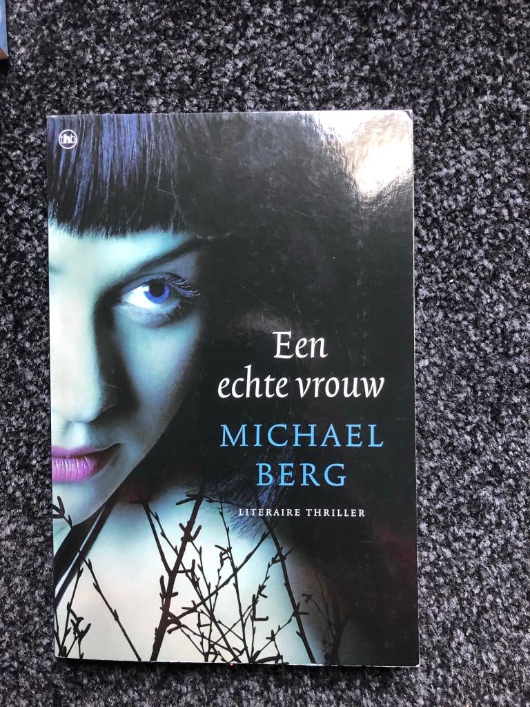 Een echte vrouw - Michael Berg, Boeken, Thrillers, Zo goed als nieuw, Ophalen of Verzenden
