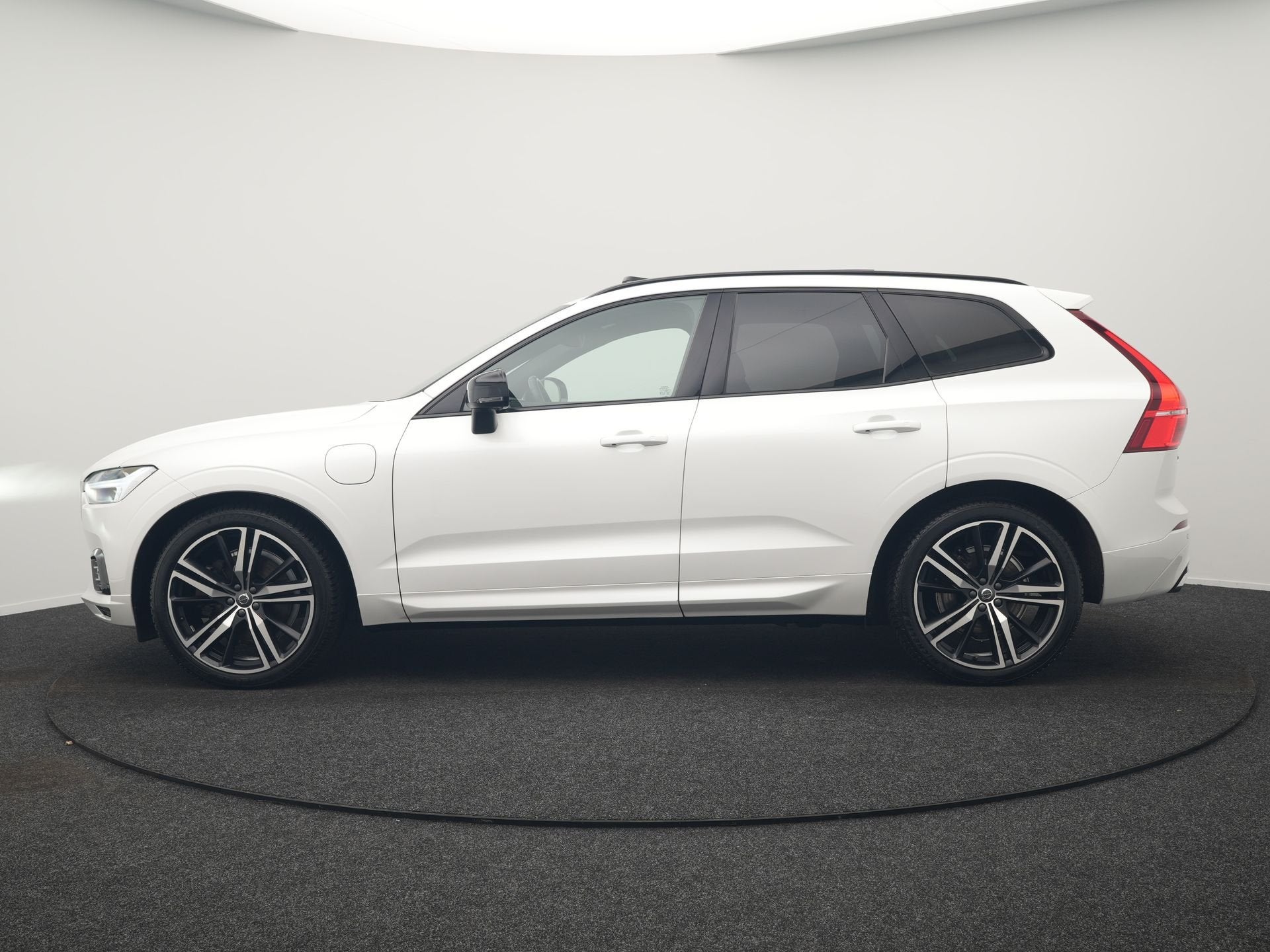 Volvo XC60 Recharge T8 AWD R-Design PHEV 391pk Dealer O.H. |, Auto's, Automaat, Gebruikt, Zwart, 1969 cc
