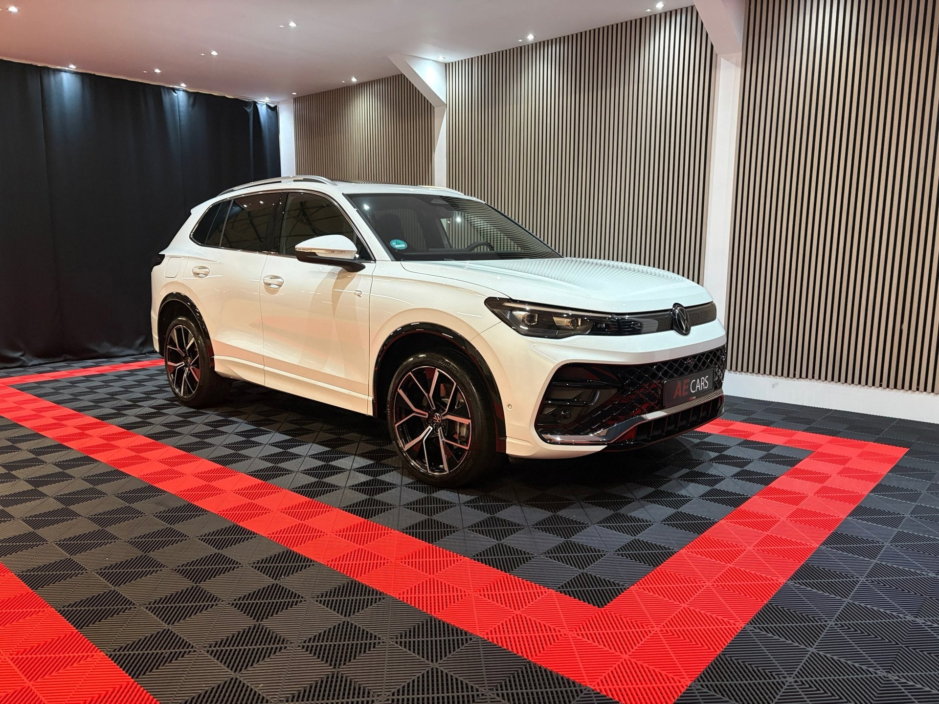 Volkswagen TIGUAN 1.5 eHybrid R-Line Edition 272 pk Pano 360, Auto's, Dealer onderhouden, Wit, Hybride Elektrisch/Benzine, Te koop