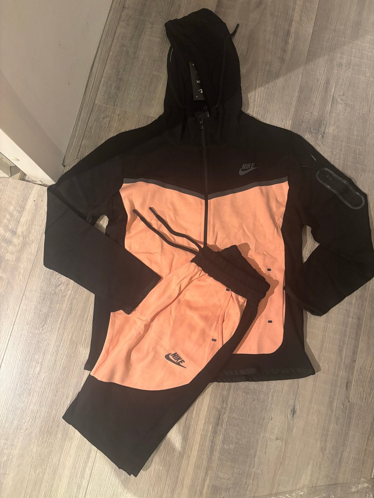 Nike Tech joggingpak  Zwart/roze maat 122/128, Hnnn, Meisje, Nieuw, Ophalen of Verzenden
