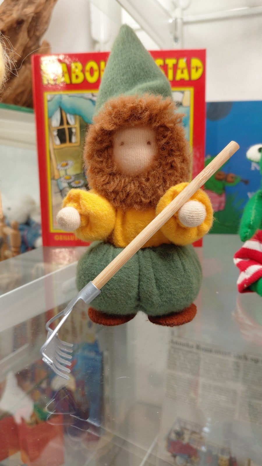 Schattige kabouterpop met harkje - Handgemaakt decoratie, Ophalen, Nieuw