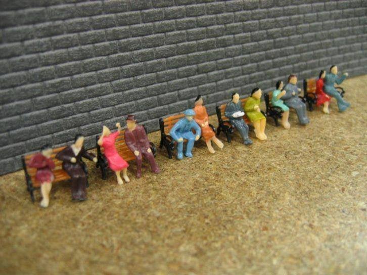 setje van 12 zittende poppetjes, H0 1:87, Hobby en Vrije tijd, Overige merken, Natuur, Gelijkstroom of Wisselstroom, Nieuw