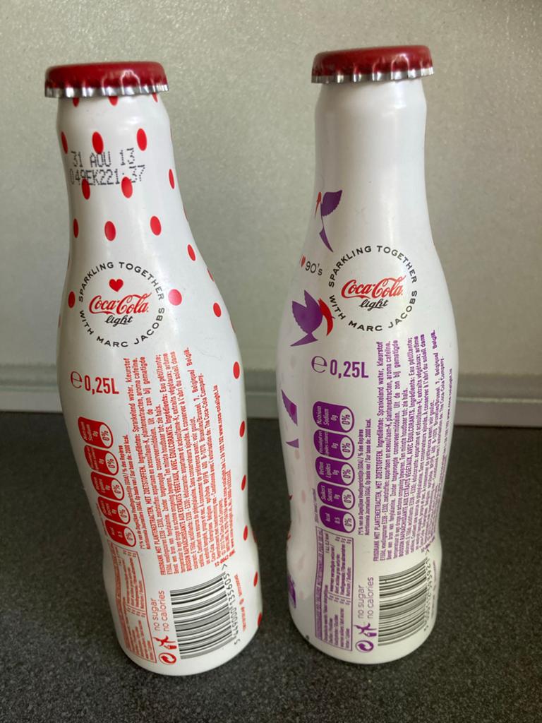 Coca-Cola Light Marc Jacobs Design Flessen (2 stuks), Verzamelen, Merken en Reclamevoorwerpen, Ophalen of Verzenden, Zo goed als nieuw