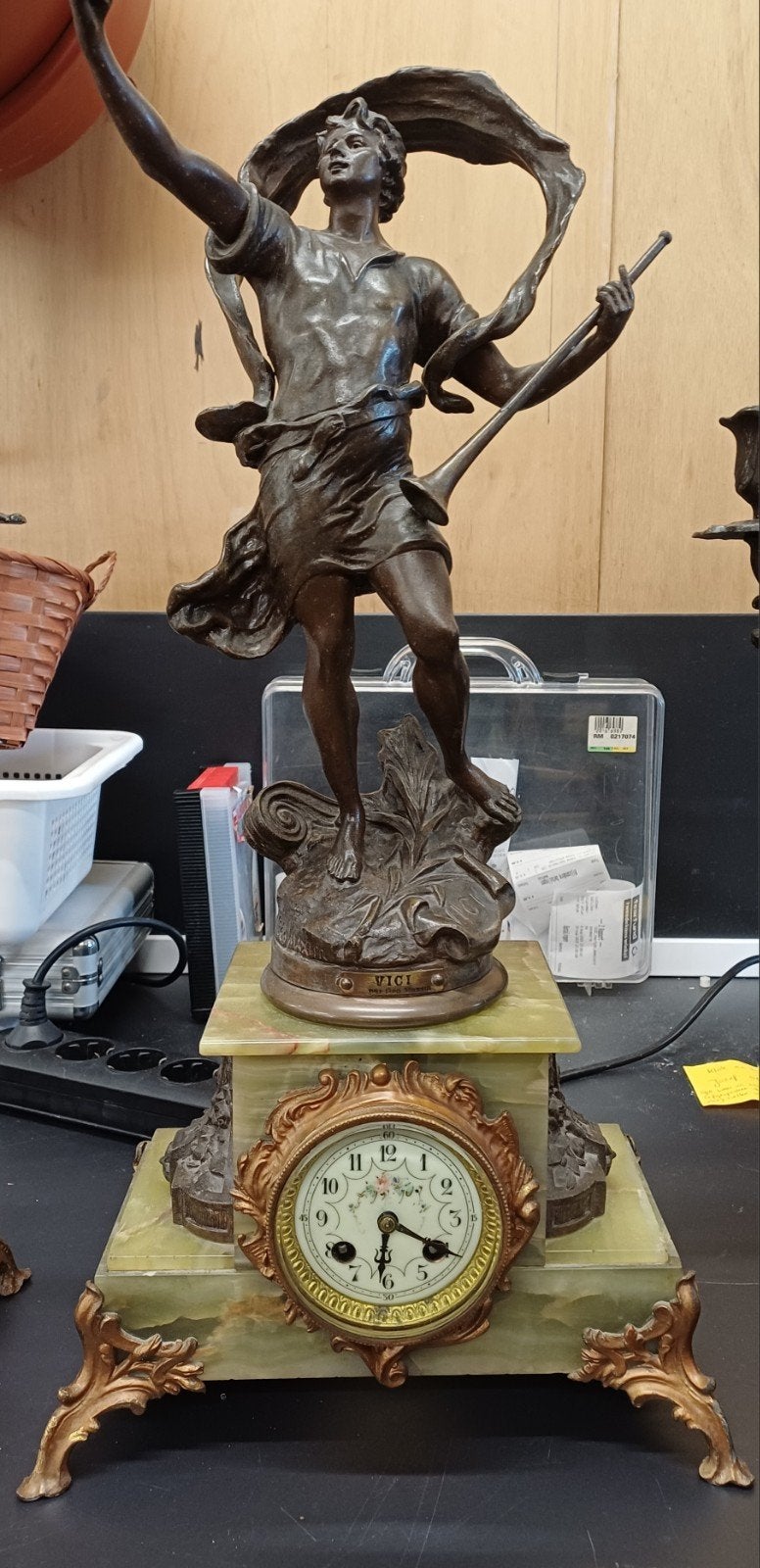 Antieke pendule met bronzen beeld en kandelaars, Antiek en Kunst, Ophalen