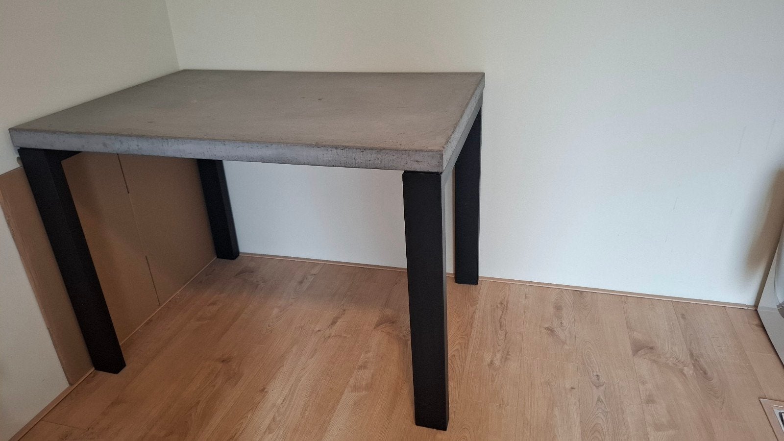 Robuuste tafel met betonnen blad en metalen poten (Xooon), Huis en Inrichting, Industrieel, Modern, Ophalen of Verzenden, Zo goed als nieuw