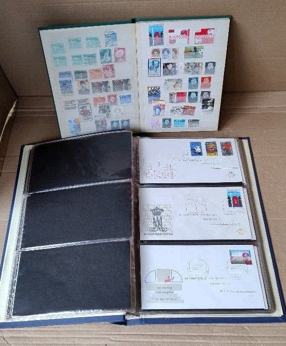 Postzegelboek 450 zegels + album 39 eerstedag enveloppen, Ophalen of Verzenden, Nederland en Buitenland