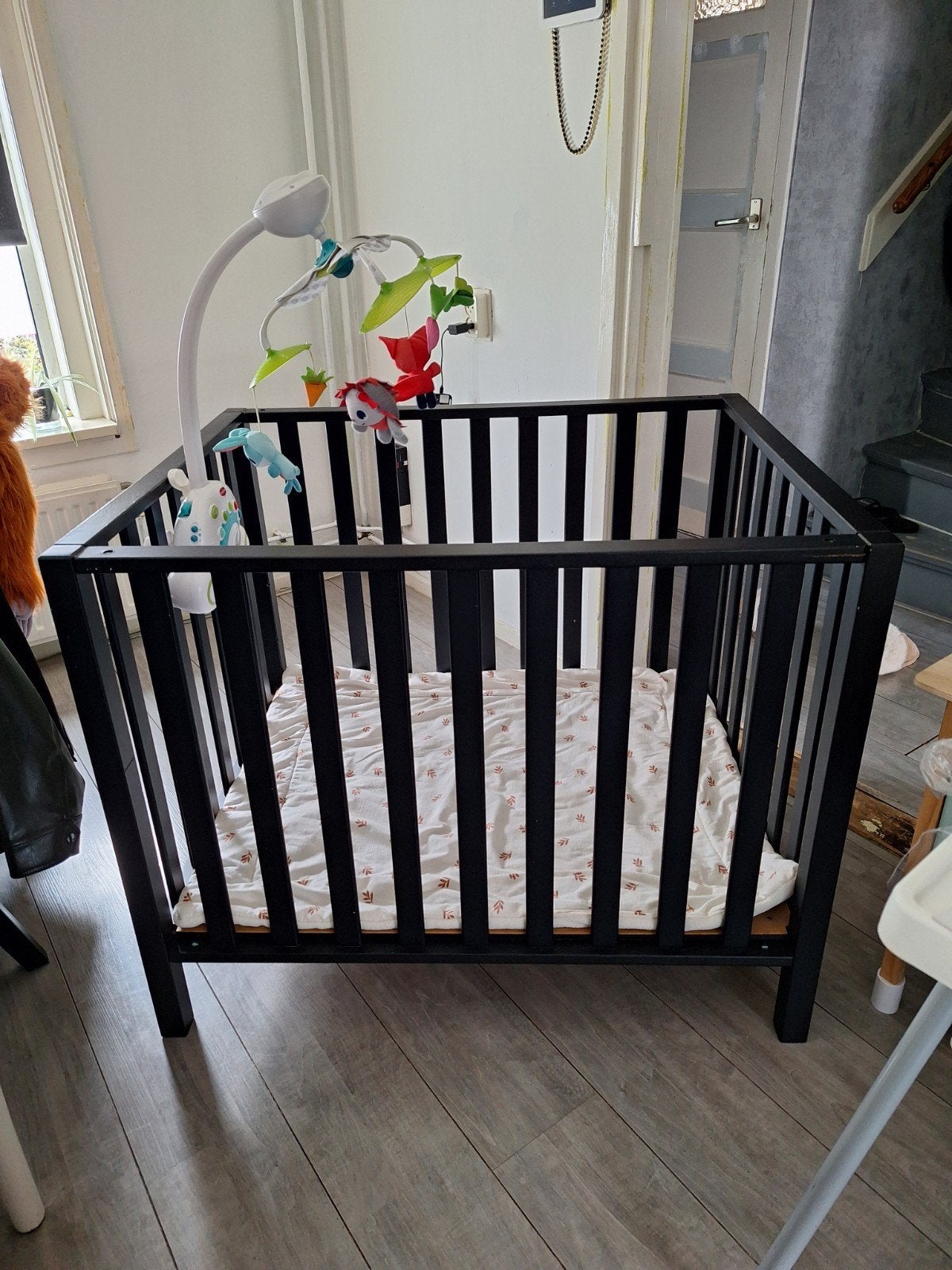 Zwarte box, witte boxkleed met blaadjes en mobiel, Kinderen en Baby's, Ophalen, Zo goed als nieuw, Vierkant, Boxkleed