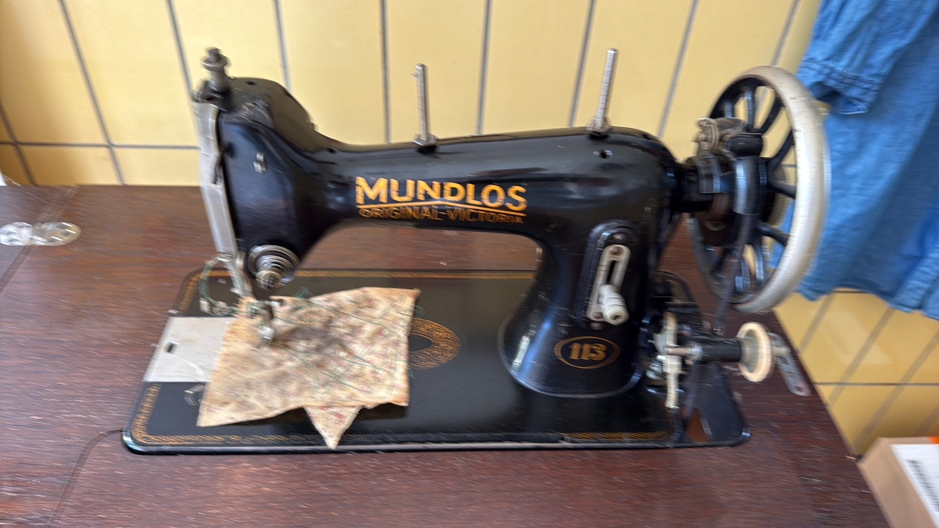 Mundlos Victoria 113 trapnaaimachine in origineel meubel, Ophalen