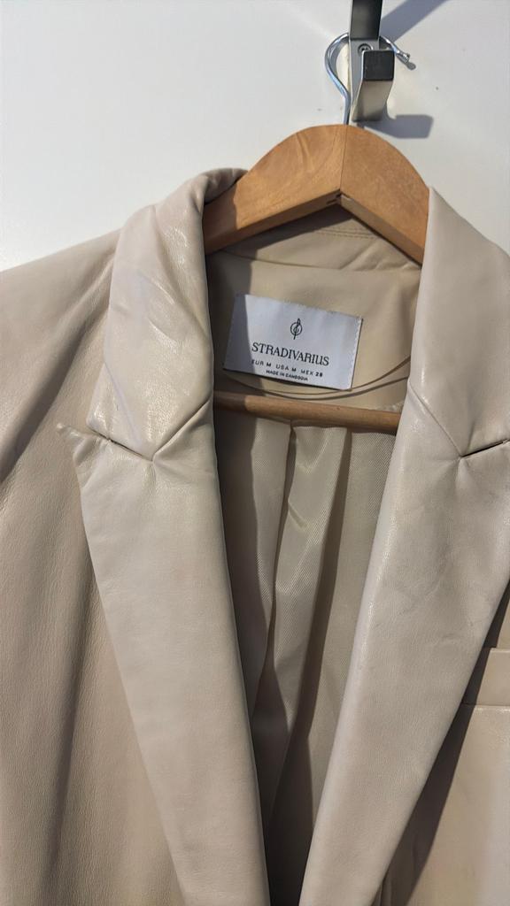 Stradivarius Crèmekleurig Faux Leren Jasje Maat M, Maat 38/40 (M), Beige, Ophalen of Verzenden, Zo goed als nieuw