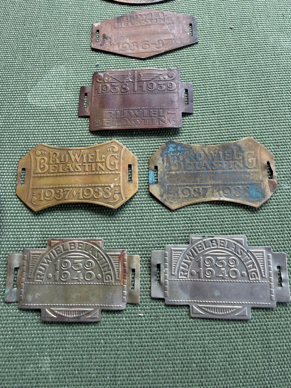 8 x oude Nederlandse rijwielbelastingplaatjes 1933-1940, Ophalen of Verzenden, Zo goed als nieuw, Tabaksdoos of Verpakking