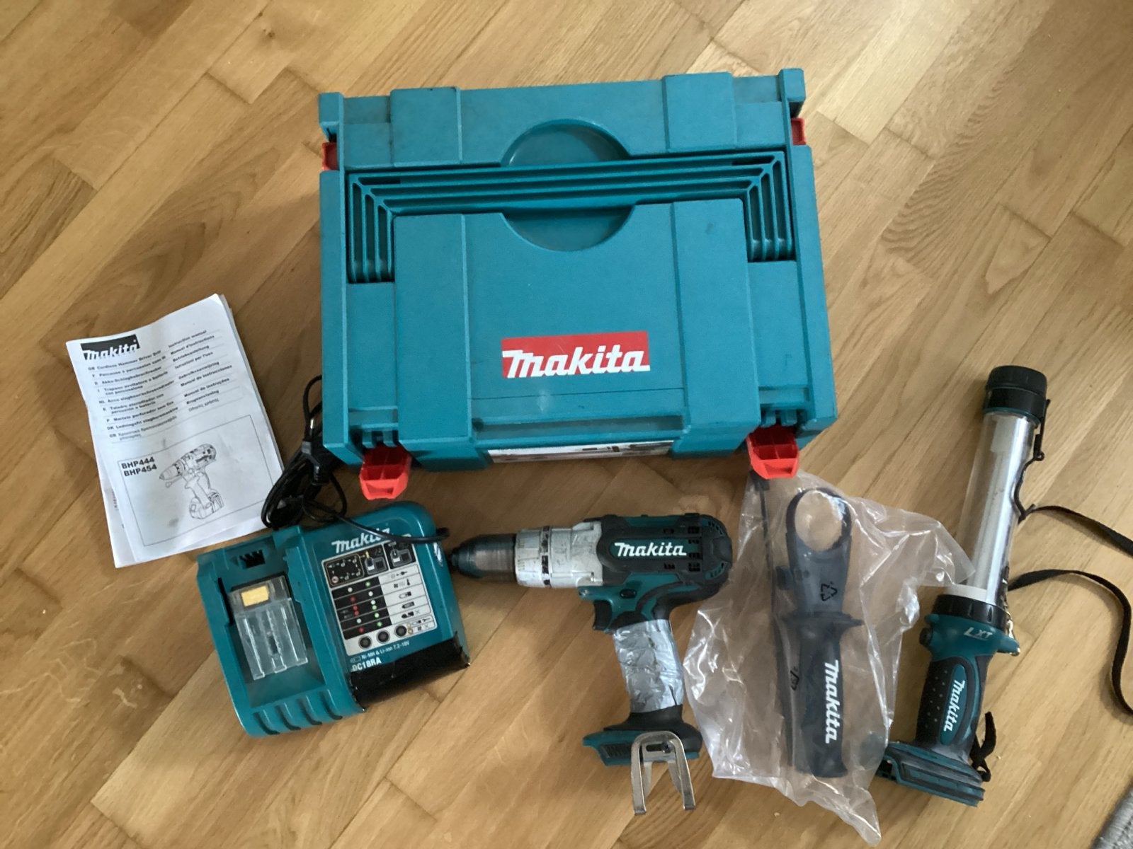 Makita Boor-/Schroefmachine set met lader en lamp, Gebruikt, Variabele snelheid, Ophalen of Verzenden, Boor- en Schroefmachine