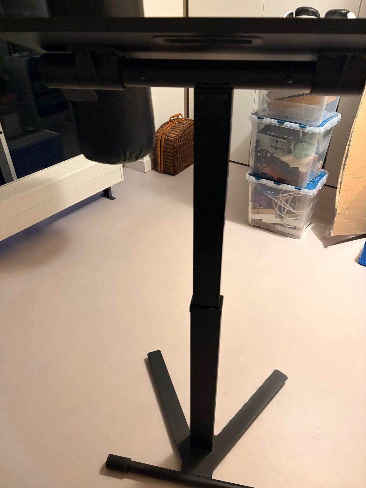 Verstelbare Ikea laptoptafel met wieltjes, zwart, Ophalen, 55 tot 75 cm, Zo goed als nieuw, 60 cm of meer