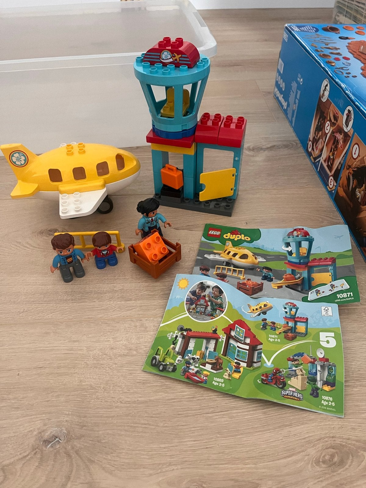 Duplo Vliegveld 10871Compleet met Boekje - Zo goed als nieuw, Kinderen en Baby's, Ophalen of Verzenden, Zo goed als nieuw, Compleet