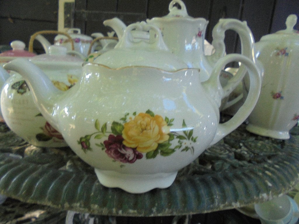 Theepot met grote roze en gele rozen, Antiek en Kunst, Ophalen of Verzenden