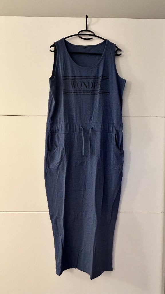 Lange blauwe jurk met tekst, Kleding | Dames, Blauw, Maat 42/44 (L), Ophalen of Verzenden, Zo goed als nieuw