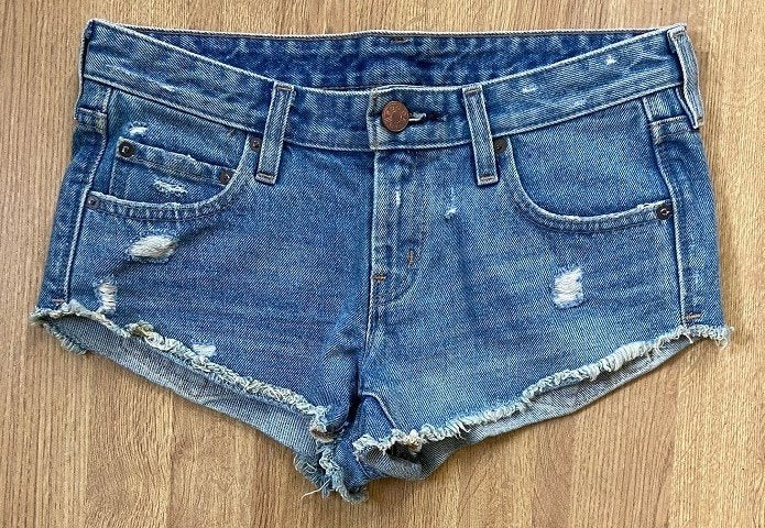 BDG - Dolphin, kort denim short met rafels, Kort, Blauw, Ophalen of Verzenden, Zo goed als nieuw
