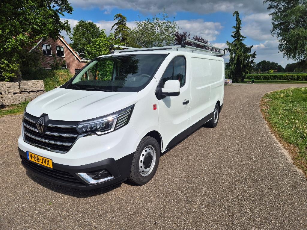 Renault Trafic 2.0 Blue dCi 150pk L2h1 T30 EDC 2024 Wit, Auto's, Bestelauto's, Voorwielaandrijving, Stof, Zwart, 4 cilinders