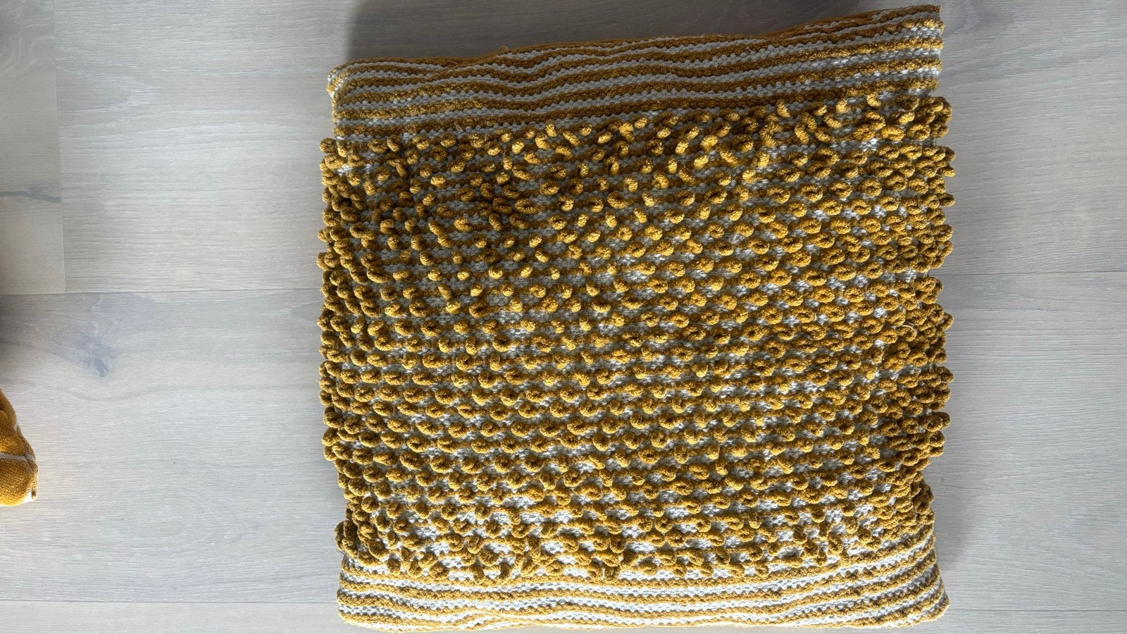 Sierkussen Dutch Decor - Geel/Wit - Zo goed als nieuw, Huis en Inrichting, Ophalen, Zo goed als nieuw, Sierkussen, Met print
