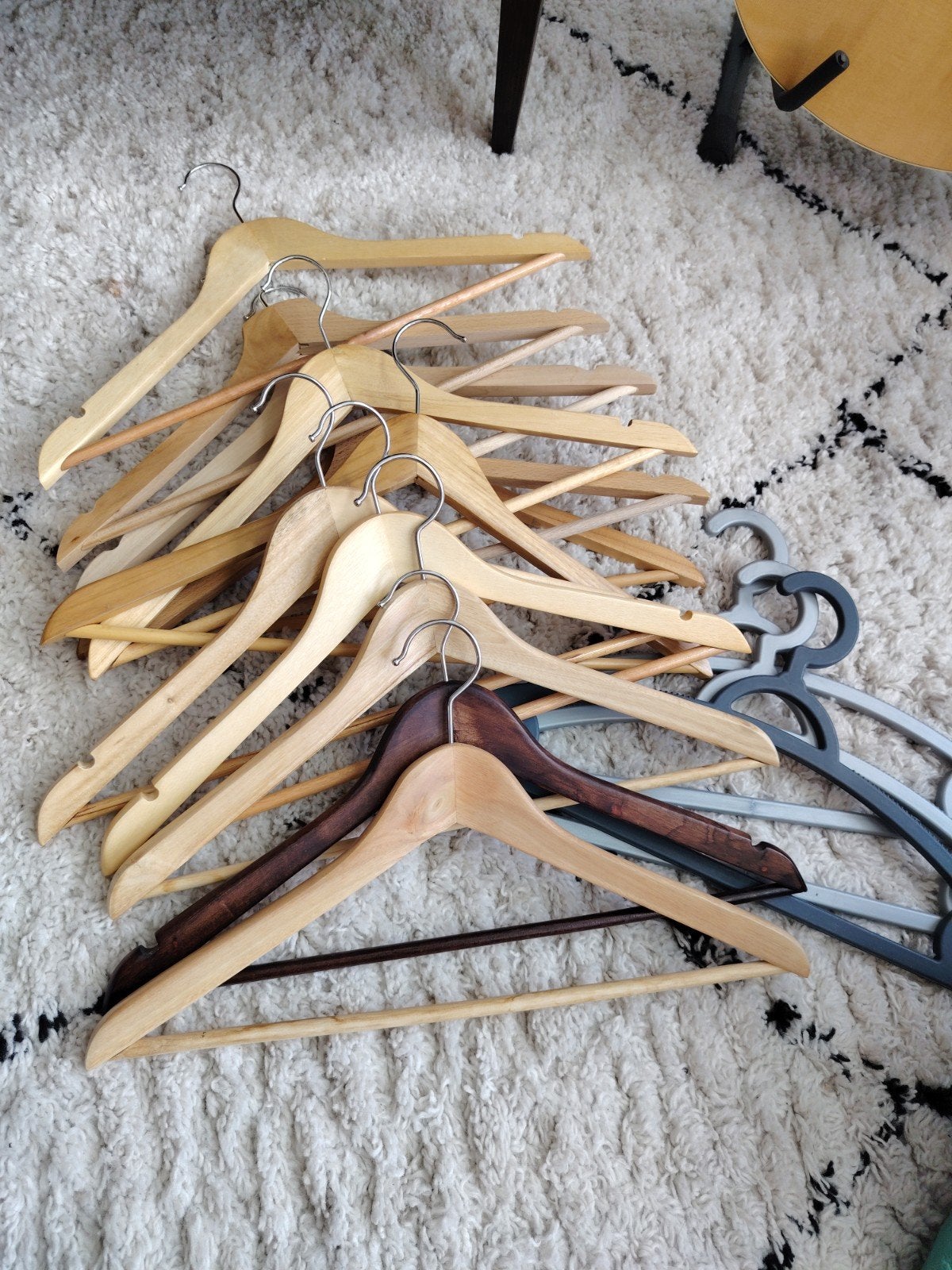 12 houten en 3 plastic kledinghangers, Kleding | Dames, Ophalen