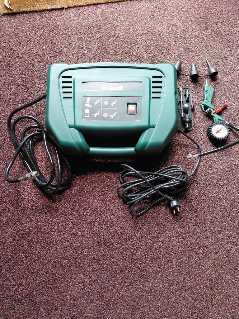 Compacte compressor met accessoires, Doe-het-zelf en Verbouw, Compressors, Gebruikt, 6 tot 10 bar, Ophalen of Verzenden, Minder dan 200 liter/min