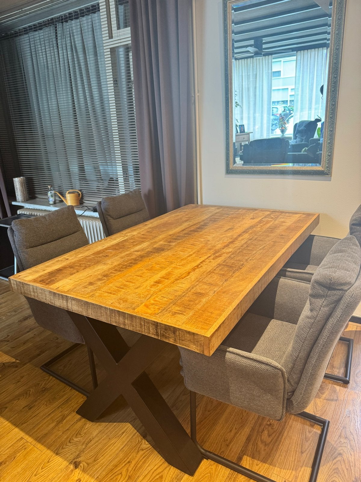 Robuuste eettafel van mangohout met metalen onderstel, Ophalen, 50 tot 100 cm, Zo goed als nieuw, 150 tot 200 cm